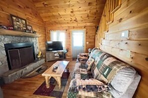 Téléviseur connecté, foyer, lecteur de DVD, livres