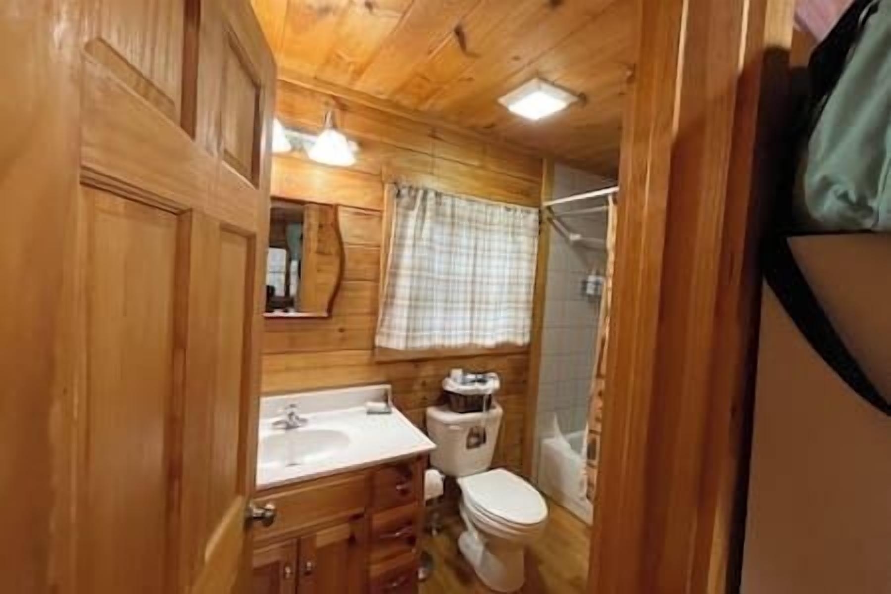 Bañera, secador de pelo, toallas