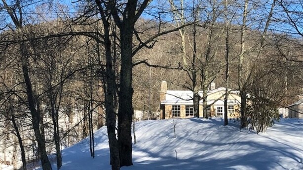 A snow-covered landscape with a house surrounded by trees. - Stone Cottage is located in a beautiful mountain gorge (Gerton)