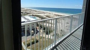 Een balkon met uitzicht op het strand en de oceaan.