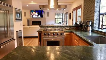 冰箱、微波炉、烤箱、炉灶