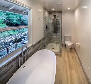 Badewanne, Haartrockner, Fußbodenheizung (Badezimmer), Handtücher