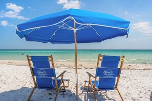 Plage, chaises longues, serviettes de plage