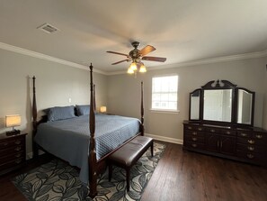 5 dormitorios, tabla de planchar con plancha, cuna de viaje