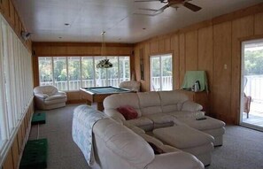 Een smart-tv, een open haard, videogames en een dvd-speler