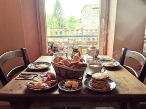 Breakfast, lunch, dinner served; local cuisine - Auberge de Chanteuges (Chanteuges)
