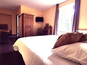 Individually decorated, individually furnished, desk, blackout drapes - Auberge de Chanteuges (Chanteuges)