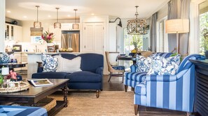 TV connectée, livres, chaîne hi-fi