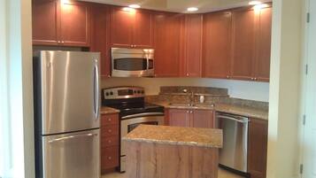 Fridge, microwave, stovetop, dishwasher