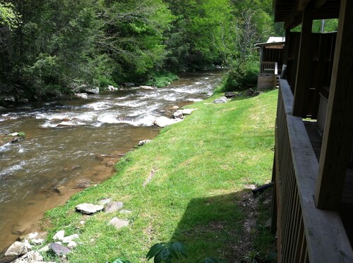 Petite cabane paisible situé sur les rives d'un ruisseau Trout sereine