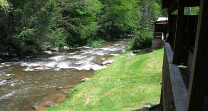 Petite cabane paisible situé sur les rives d'un ruisseau Trout sereine