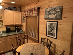 Dining - Peaceful little Cabin located along the banks of a serene Trout Stream (Lansing)