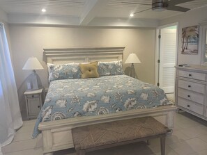 1 chambre, coffre-fort, fer et planche à repasser, lit de bébé portatif