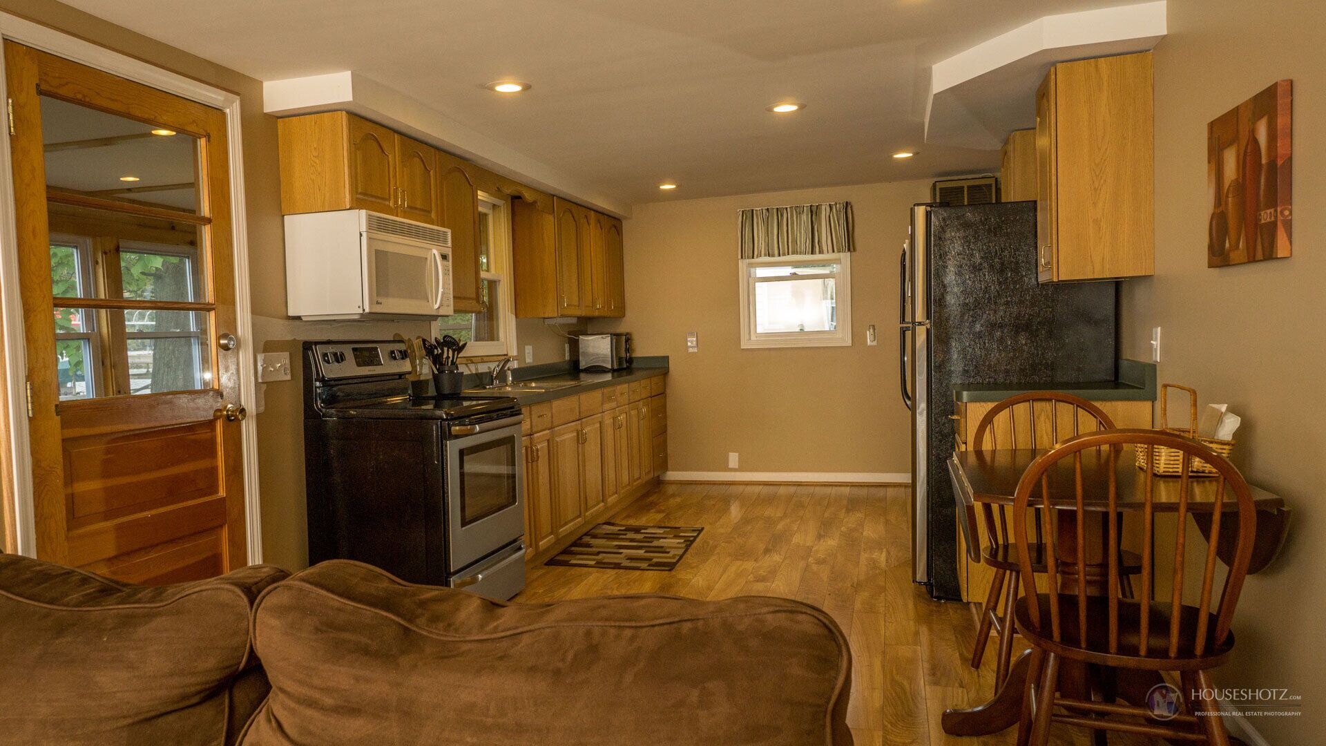  Newly remodeled lakefront cottage with new furn. and AC. May also book 2664590.