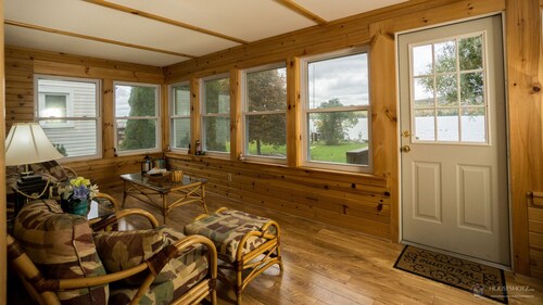 UUSI LAKEFRONT-Mökki. PYSÄKY 3 YÖTÄ JA VASTAA YKSI ILMAINEN YÖ 10 / 15-5 / 15.