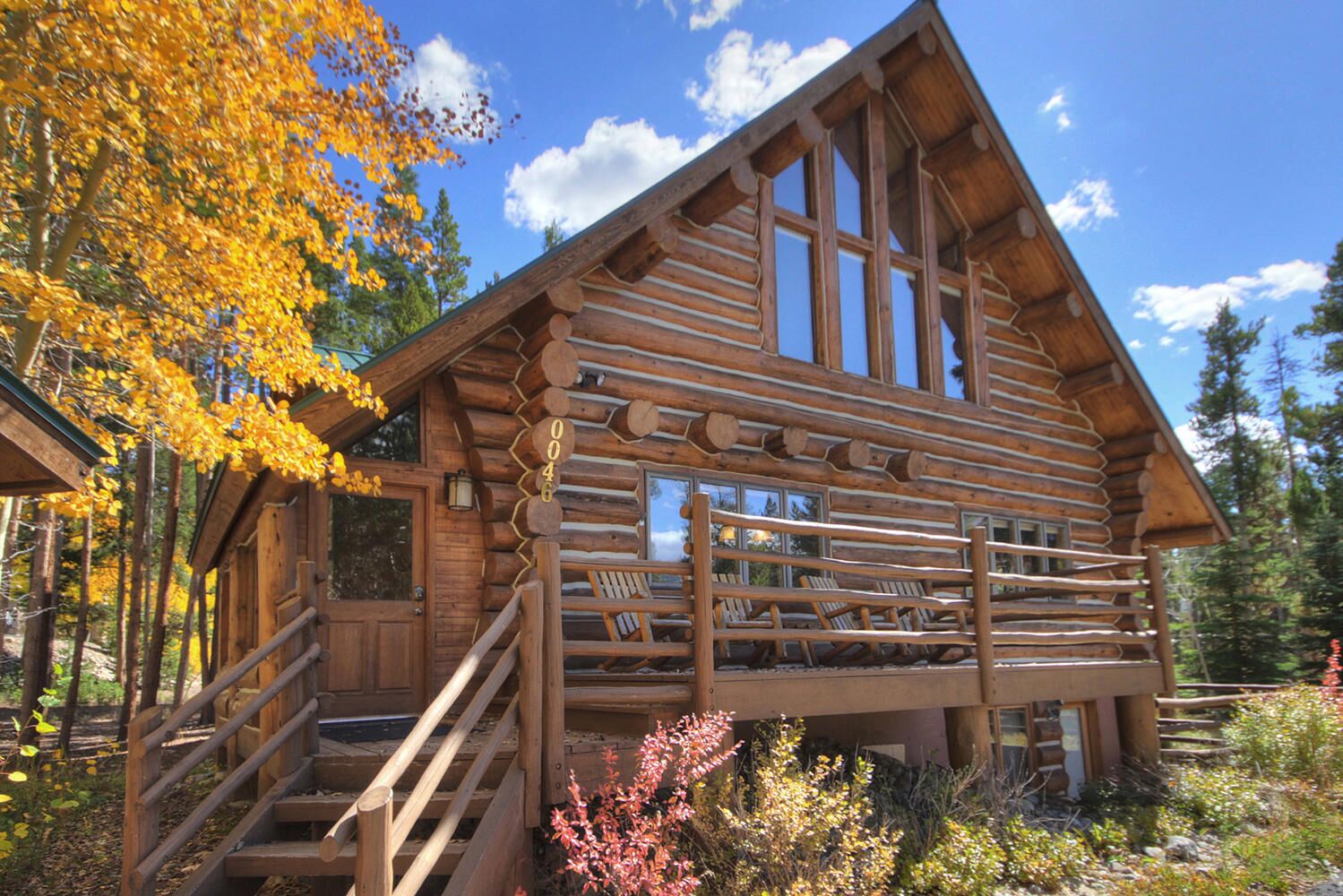 Log Home Retreat, outdoor living w/ grill, pool table, 2mi to Ski & Main St.