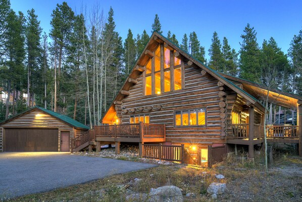 Exterior - Log Home Retreat, outdoor living w/ grill, pool table, 2mi to Ski & Main St. (Breckenridge)
