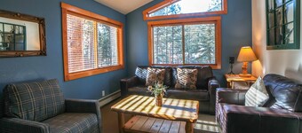 Beautiful 3 bedroom Chalet with Mountain Views, Personal Hot tub,