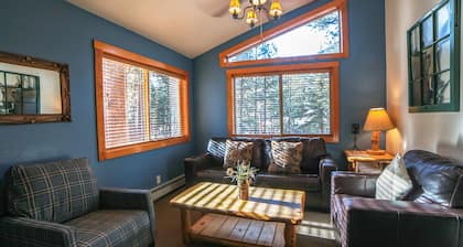 Beautiful 3 bedroom Chalet with Mountain Views, Personal Hot tub,