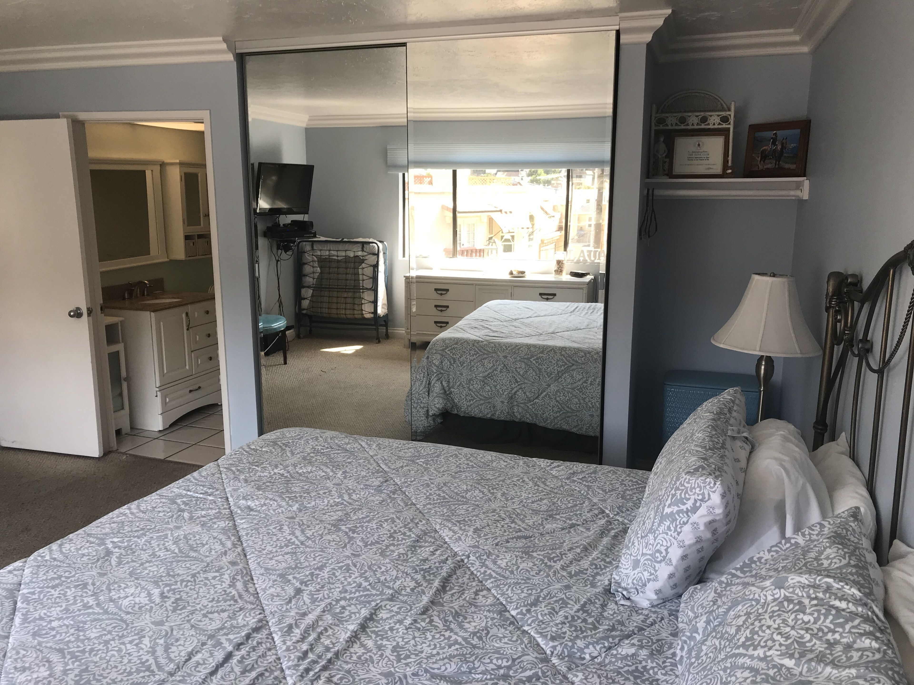 Views -Flat Walking Distance to Everything - 