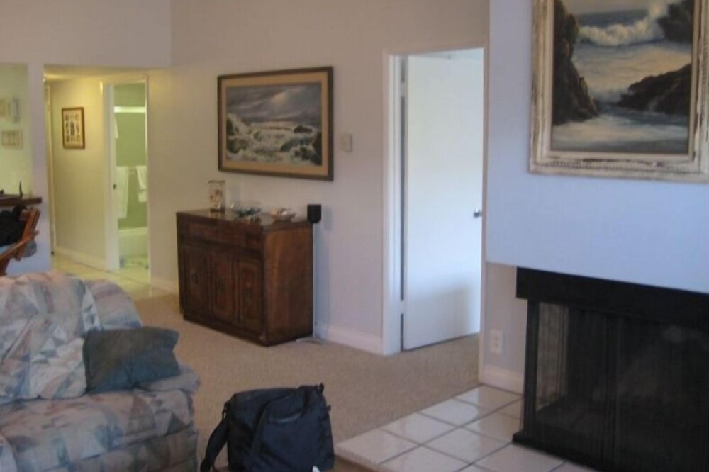 Views -Flat Walking Distance to Everything -