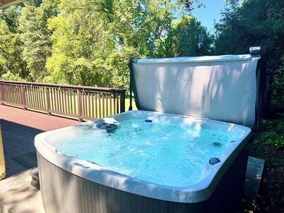 Vintage Comfort in Downtown Murphys with Hot Tub! Easy Walk to Main Street