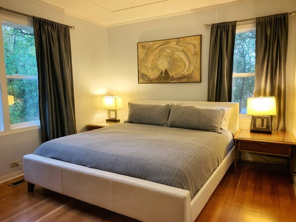 3 bedrooms, desk, iron/ironing board, travel cot