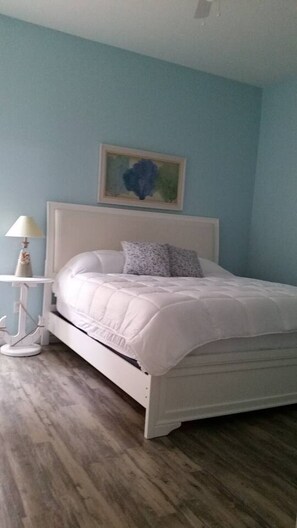 Escritorio, tabla de planchar con plancha, cuna de viaje y wifi 