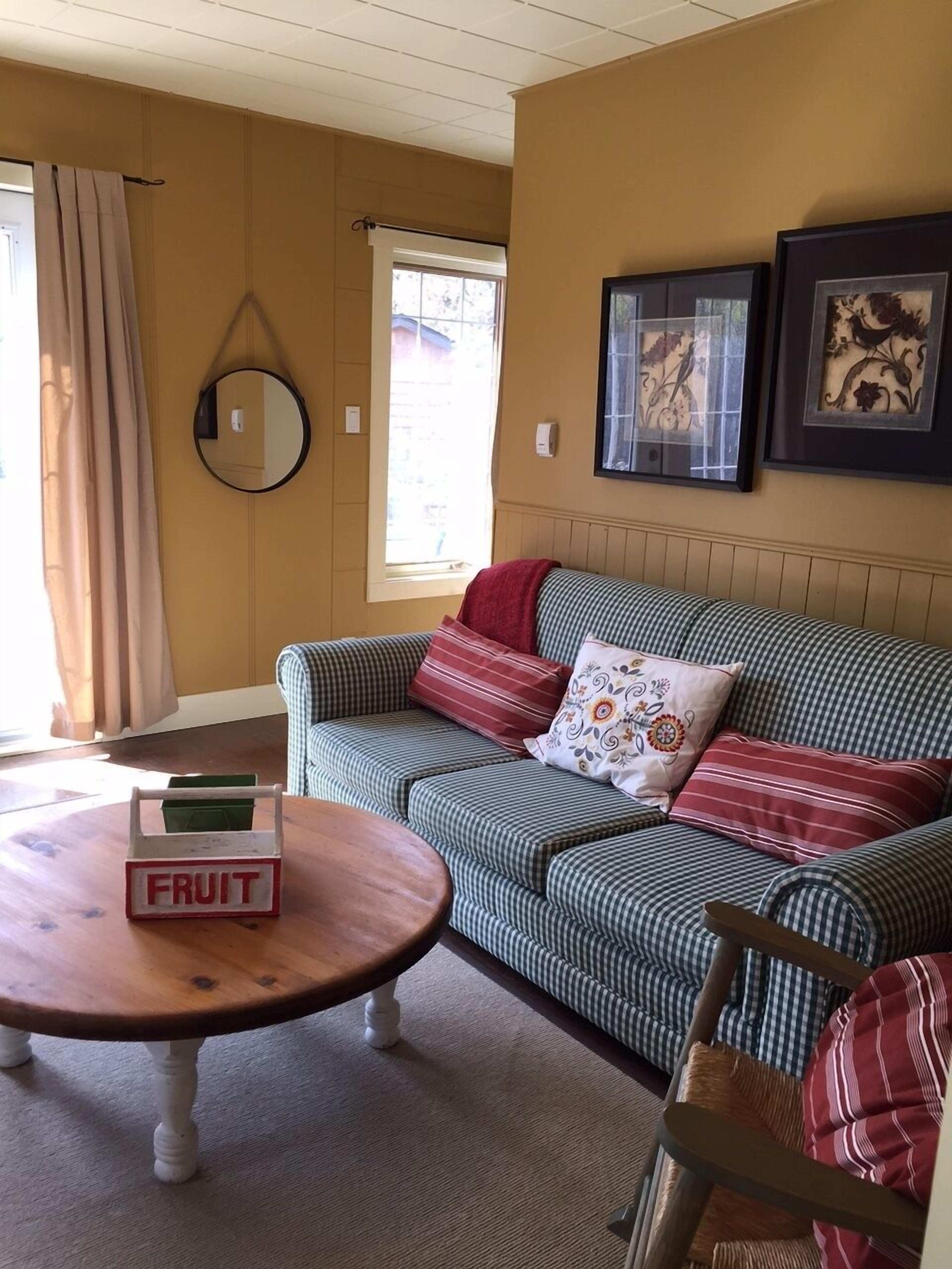 Bright Cozy Sinclair Cottage In Beautiful Windermere Bc