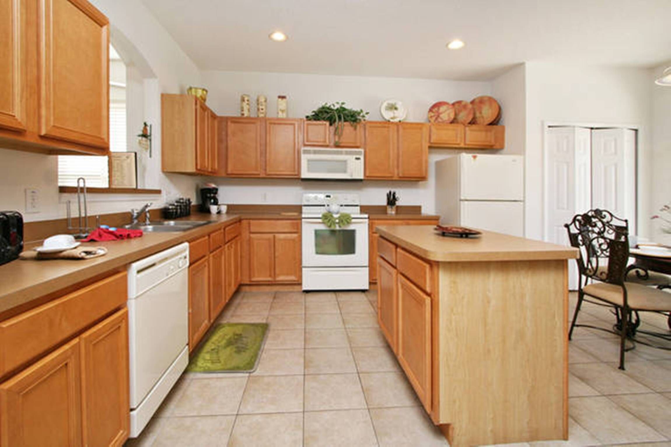 Spacious and Clean, Pool and Spa, Wifi, Keyless Entry,Close to Disney, 4 masters