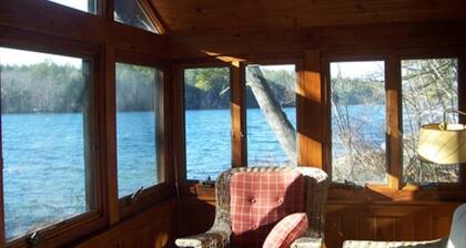 Järven etummamökki Golden Pondilla (Squam Lake)