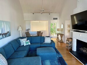 Smart-TV, DVD-spiller, bøker og stereoanlegg