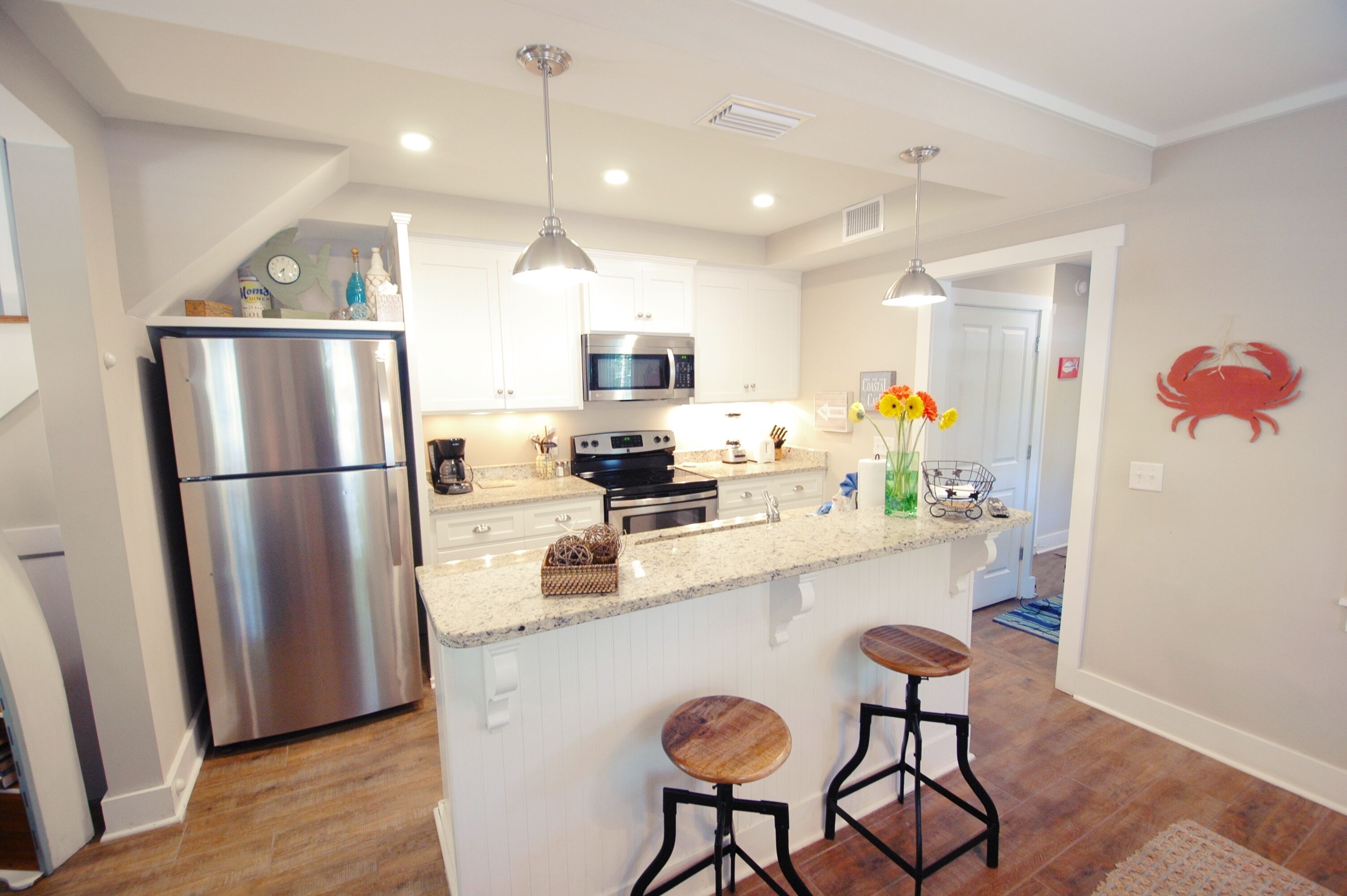 4BR/2.5BA East Beach Cottage, One Block to Sand!