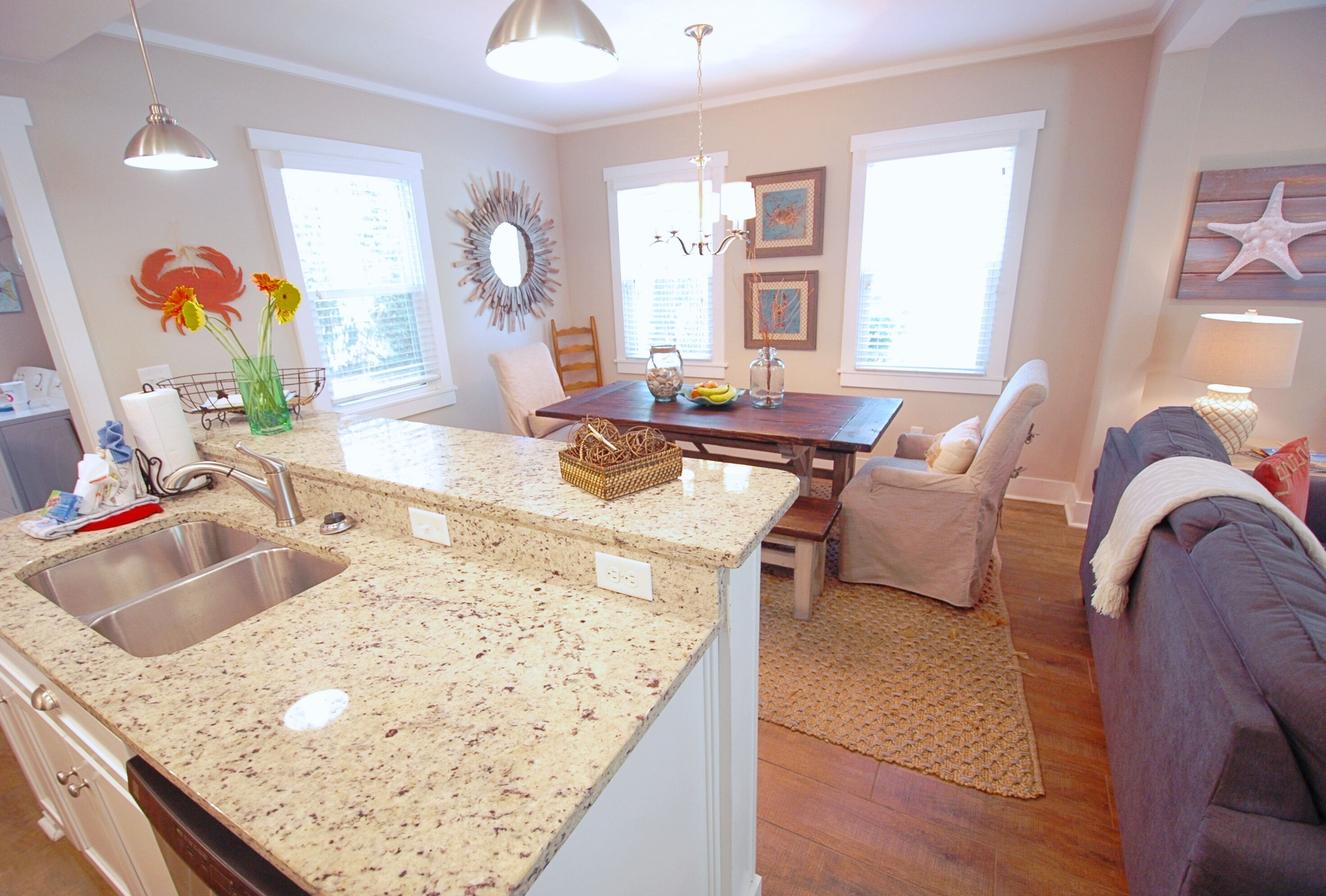 4BR/2.5BA East Beach Cottage, One Block to Sand!