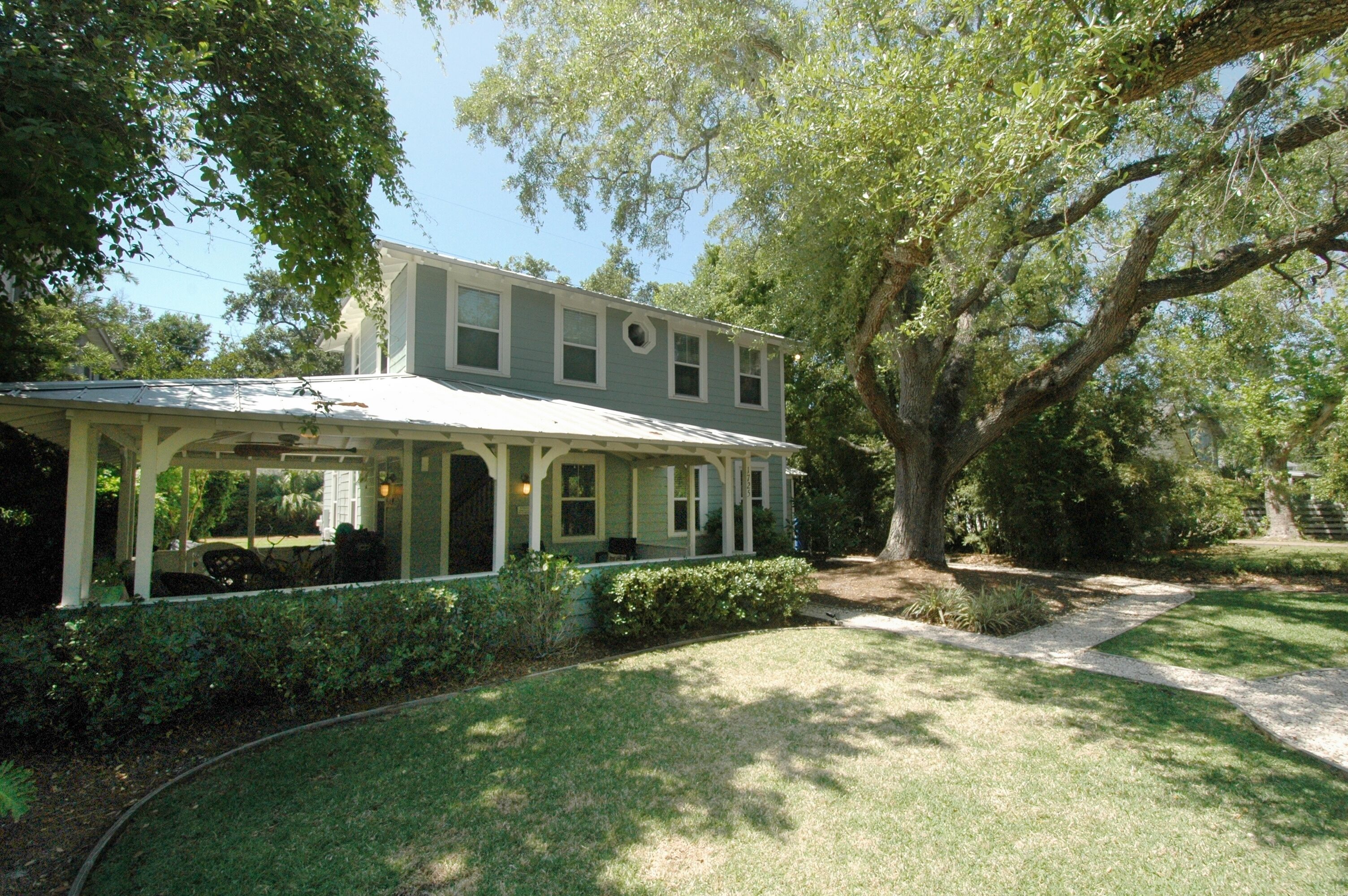 4BR/2.5BA East Beach Cottage, One Block to Sand!
