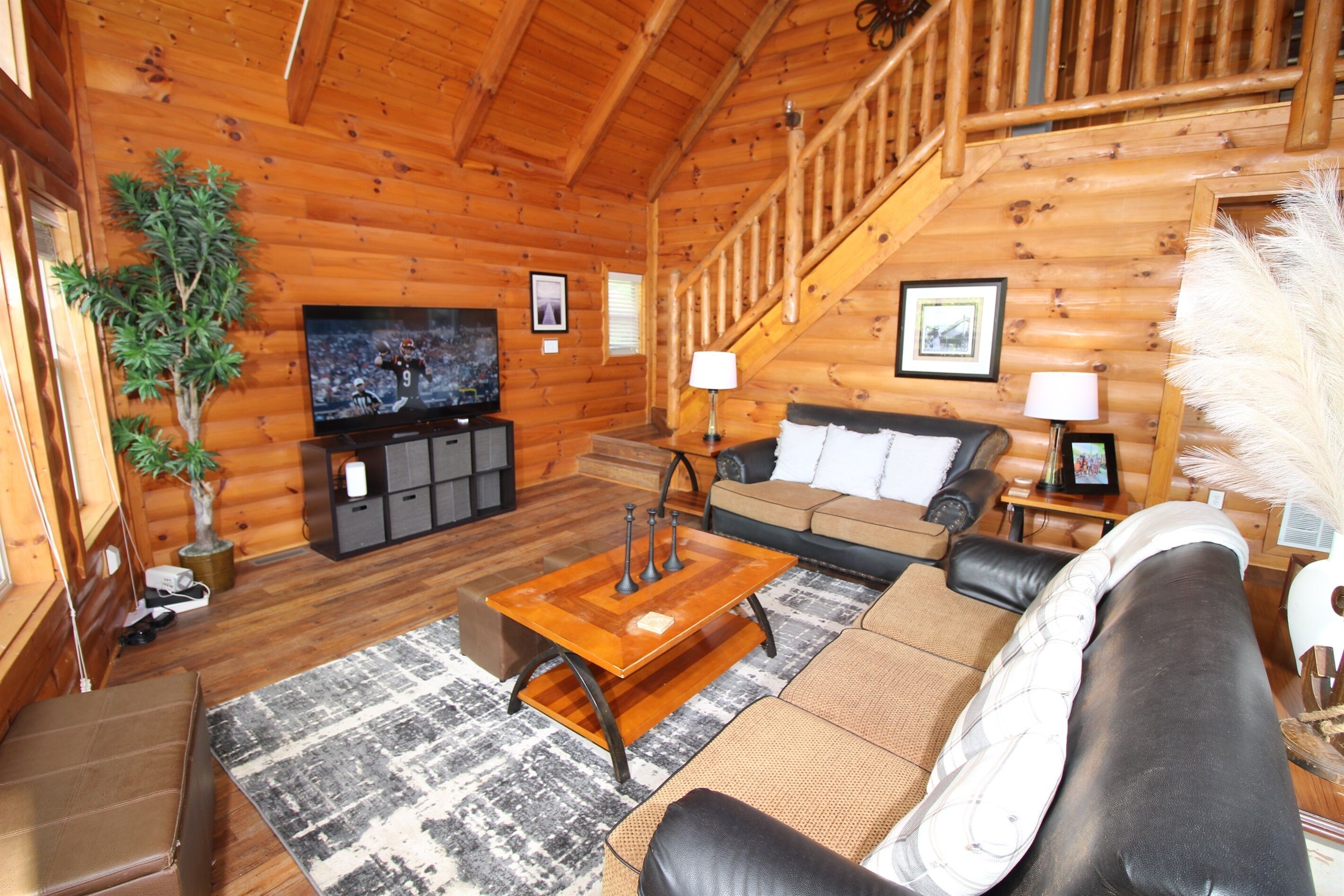 Jolly Mon" Lakefront cabin w/ private dock & hot tub, community pool