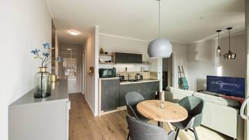 Full-sized fridge, microwave, stovetop, dishwasher