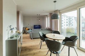 Flat-screen TV, heated floors
