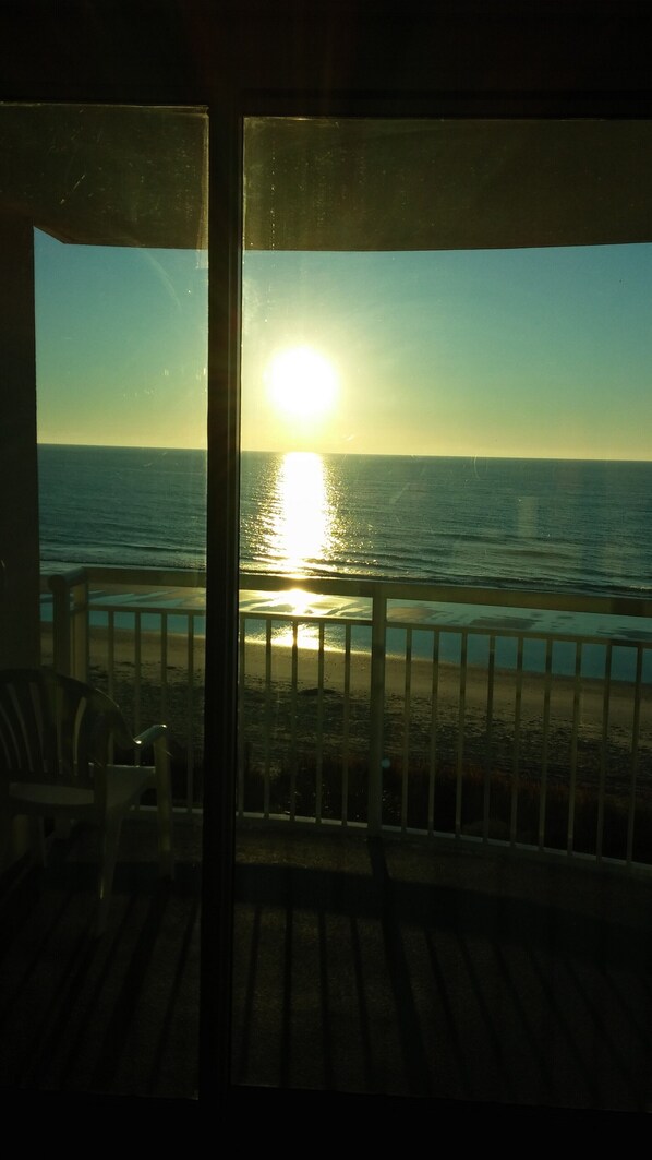 Interior - Myrtle Beach Oceanfront Condo. Spend Xmas week at the beach for 79 a night, (Myrtle Beach)