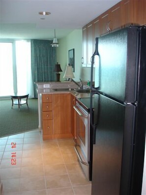 Fridge, microwave, oven, stovetop - Myrtle Beach Oceanfront Condo. Spend Xmas week at the beach for 79 a night, (Myrtle Beach)