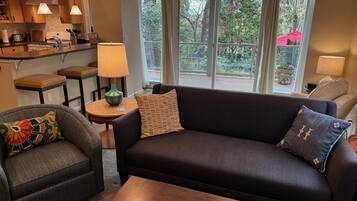 Télévision, cheminée, livres, imprimantes