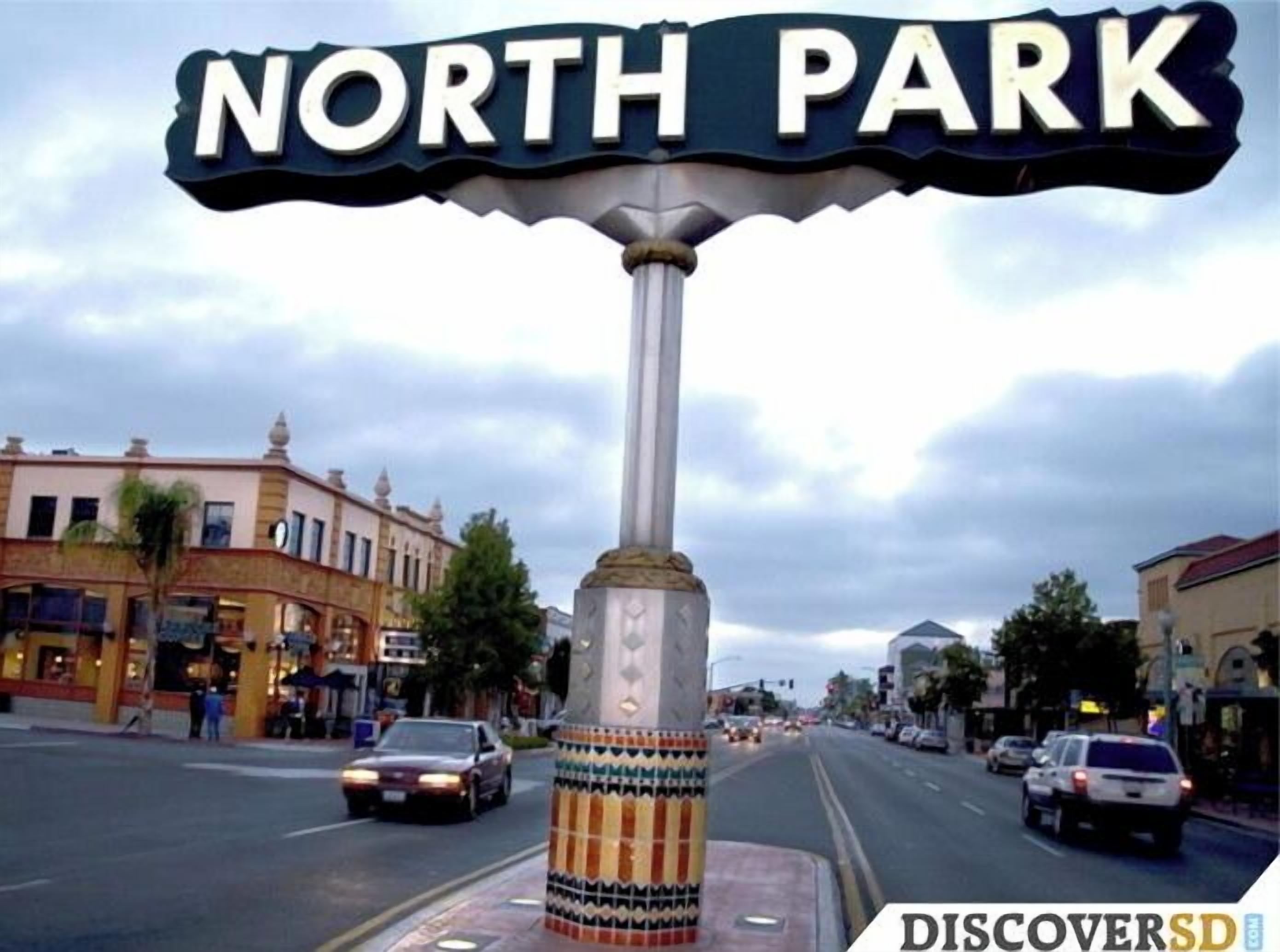 Un panneau de signalisation indiquant la direction de North Park, agrémenté d’un pilier décoratif.