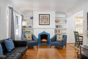 Smart TV, fireplace, DVD player, books - Family Friendly 3BR Getaway! Central, Convenient, & Charming. (San Diego)