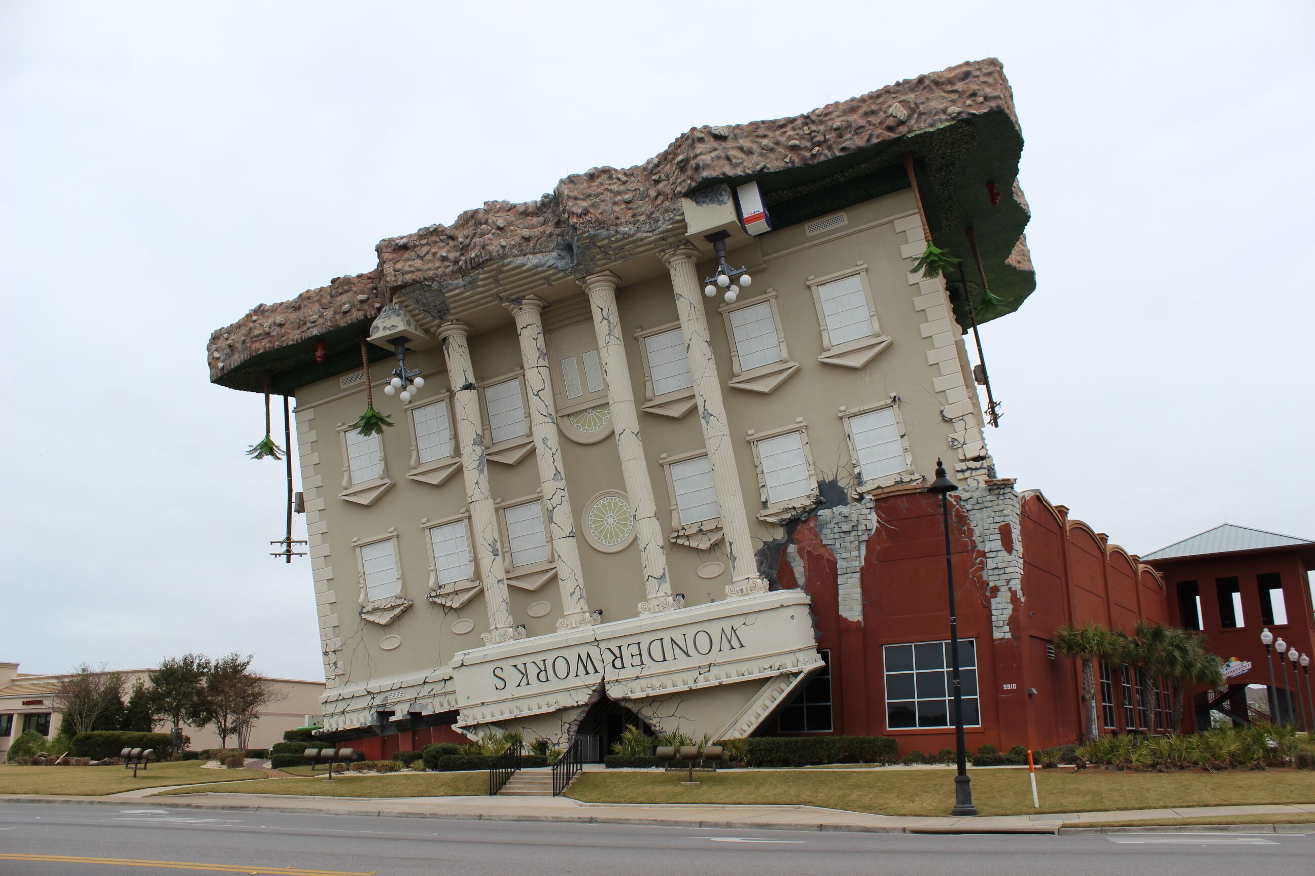Um edifício com fachada singular apresentando uma grande placa com a inscrição 