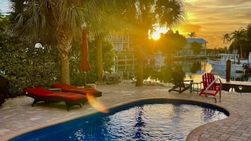 Utomhuspool och uppvärmd pool