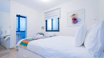 3 makuuhuonetta, työpöytä, Wi-Fi, vuodevaatteet