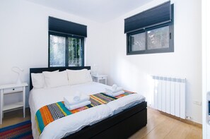 3 bedrooms, desk, WiFi, bed sheets - three bedroom home with a view (Jerusalem)