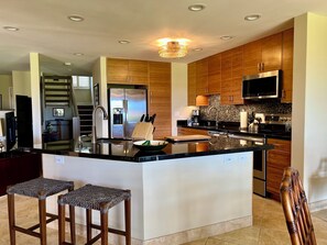 Jääkaappi, mikroaaltouuni, uuni, liesi