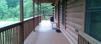 Cabane en rondins sur 5 acres privés, communauté fermée avec accès à la rivière