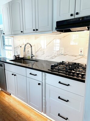 Refrigerador, microondas, lavavajillas y cafetera y tetera 